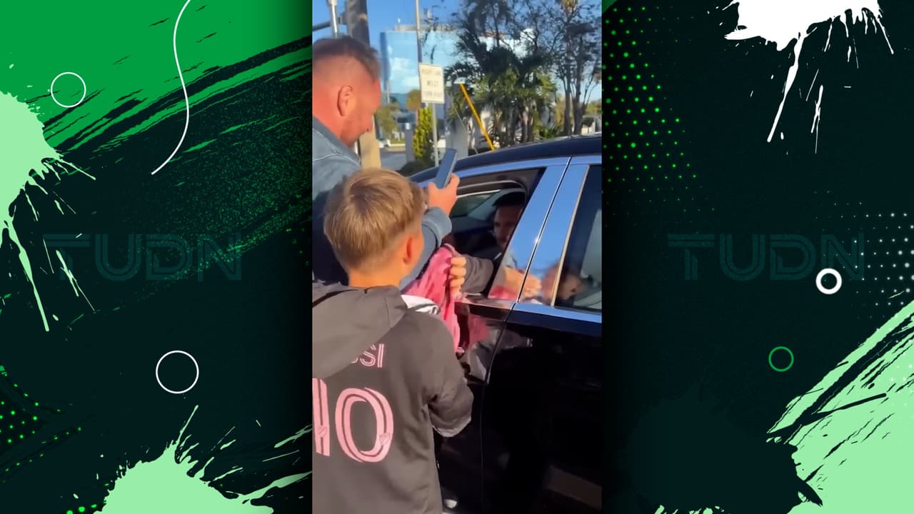 Leo Messi firma autógrafo y cumple un sueño en un semáforo