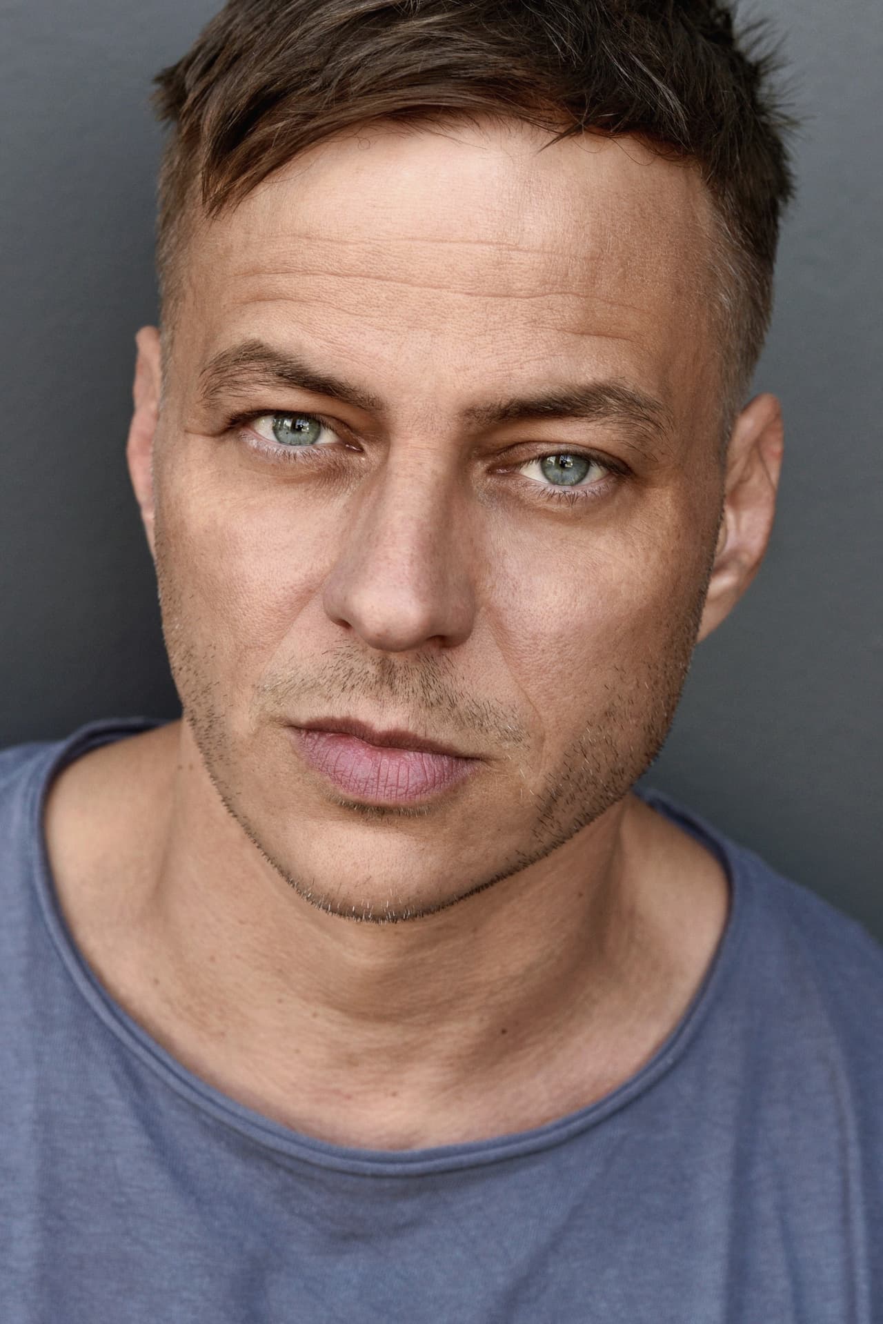 Platicamos sobre la segunda temporada con Tom Wlaschiha, quien interpreta a Hagen Forster, el Jefe de la Gestapo que está observando cada uno de los movimiento de Simone (Vicky Krieps) y su compañera de cuarto Margot (Fleur Geffrier) quienes intentan ayudar a una familia judía a escapar.