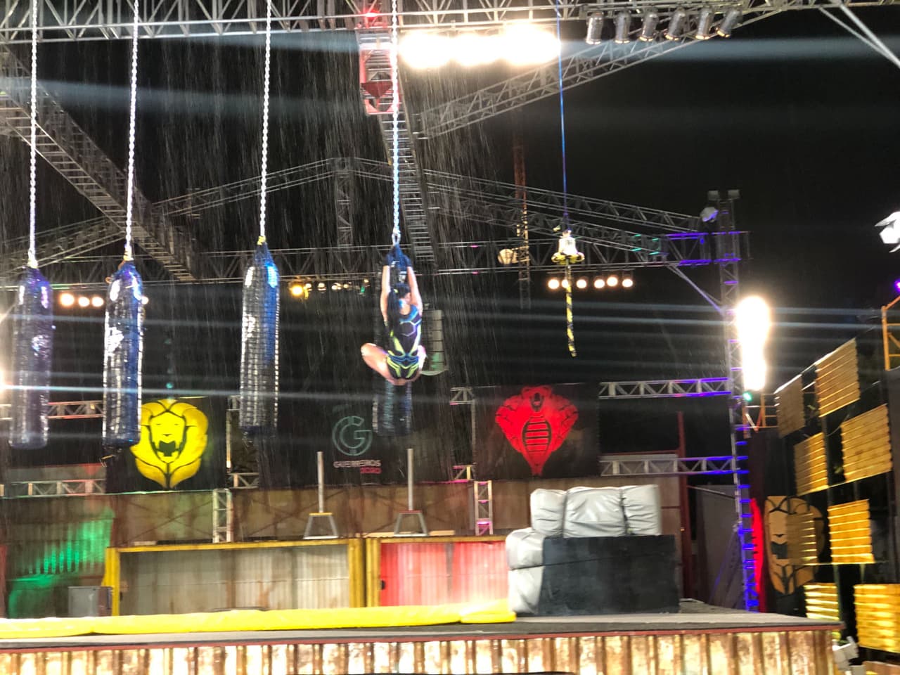 En ‘Sacos colgantes’ Jeff y Brandon tuvieron un encuentro muy cerrado y emocionante. Fue el turno de la “Pantera Blanca” que cayó al agua y prácticamente le regaló el punto a la “Reina Rose”. Las dos invitadas se cayeron. El duelo entre Julio y Sebas fue para el segundo. Leones siguió con el marcador arriba con 100 puntos.