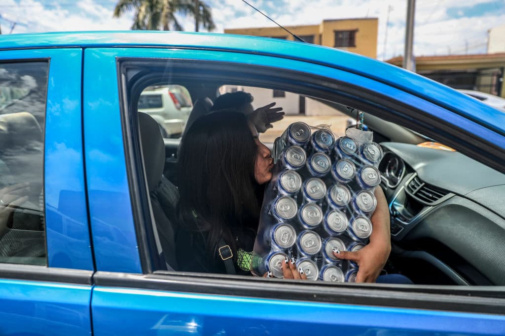Aquí una ciudadana besa sus cheves porque en algunas regiones del país hay ley seca o se deja de vender a ciertas horas, esto con el fin de evitar la propagación del coronavirus.