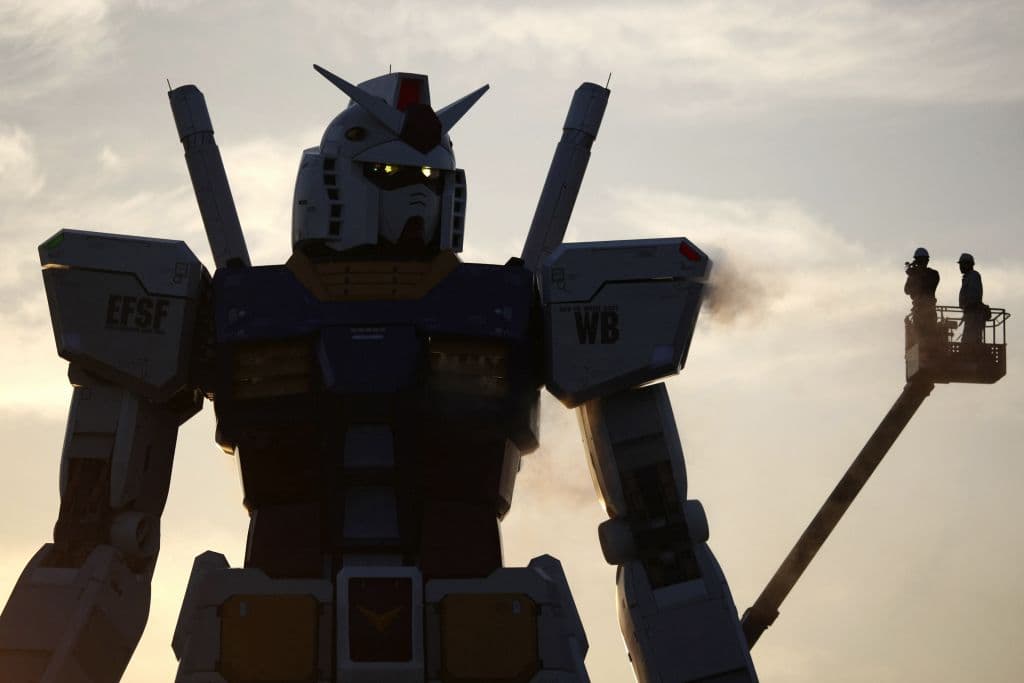 Con estos humanos montados en una grúa, se ve impresionante el mecha.
