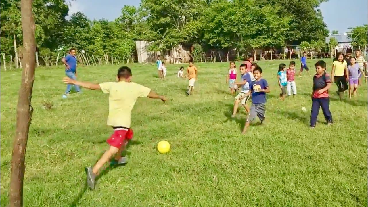 No falta la tía que te dice "en aquellos años los niños sí salían a jugar". Aunque en dicha época era la primera en enojarse cuando sacaban una pelota al patio.