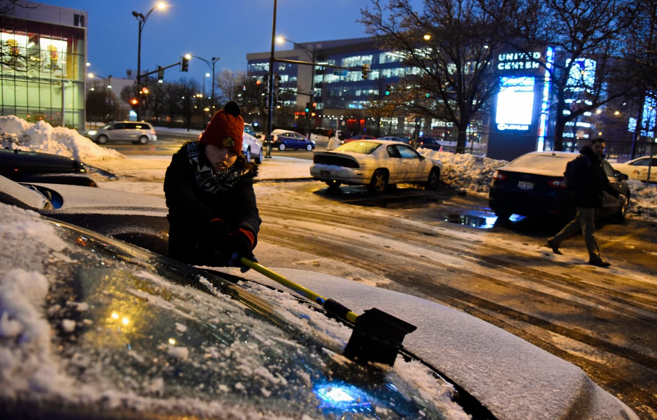 Quitar la nieve del auto es un relajo.