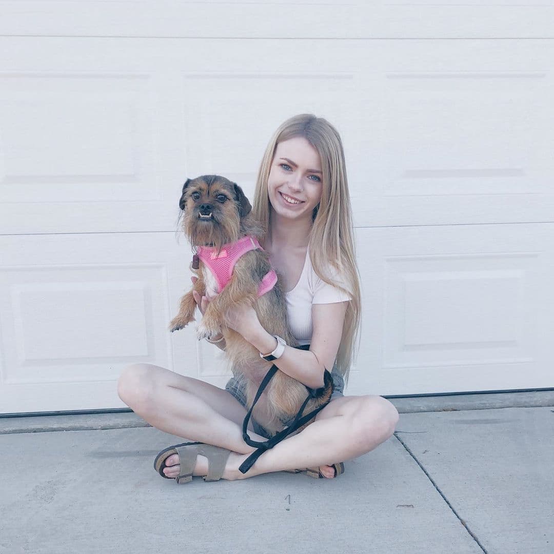 Tiene una perrita llamada Lily Pawtter, quien tiene su propia cuenta de Instagram.
