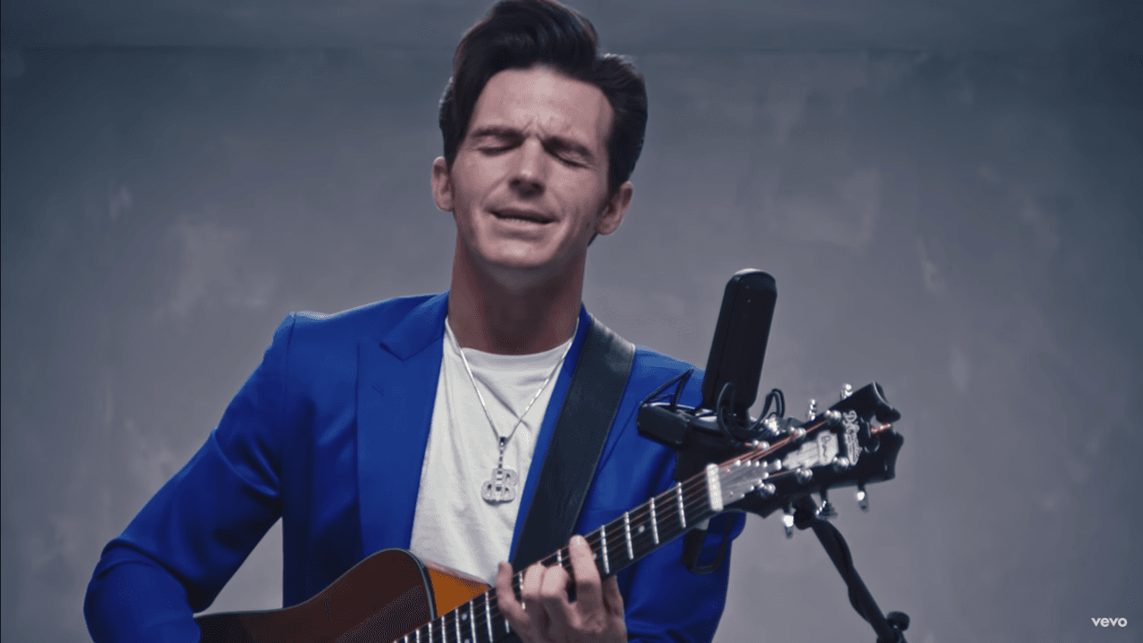 Drake Bell comparte su número de celular para que le hables