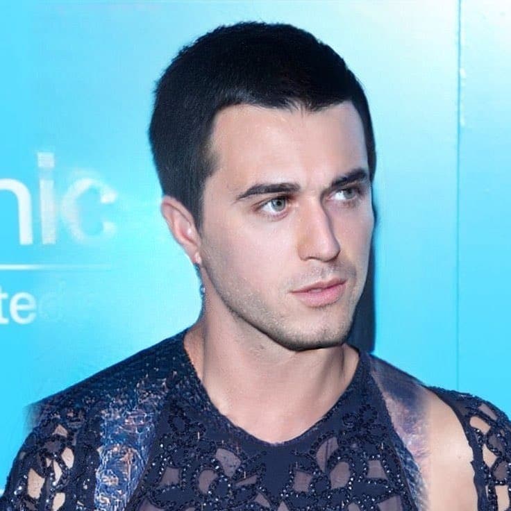 Katy Perry como hombre sigue teniendo unos ojazos.