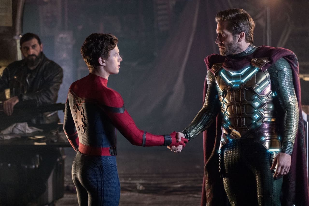 Quentin Beck le miente a todos señalando que llegó de otra realidad al Universo 616. El cual es el canónico en donde transcurren los cómics de Marvel.