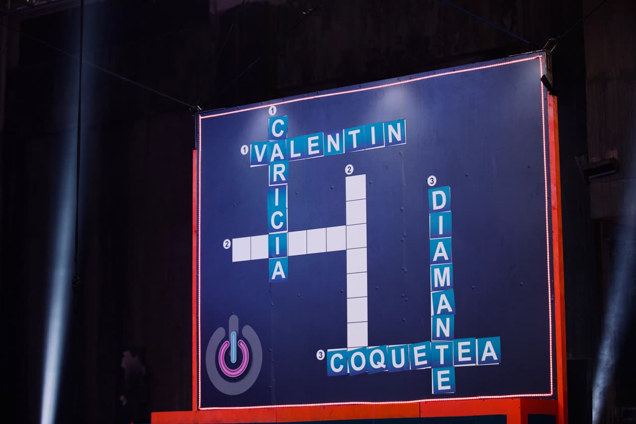 Las tres tuvieron que resolver un crucigrama gigante.