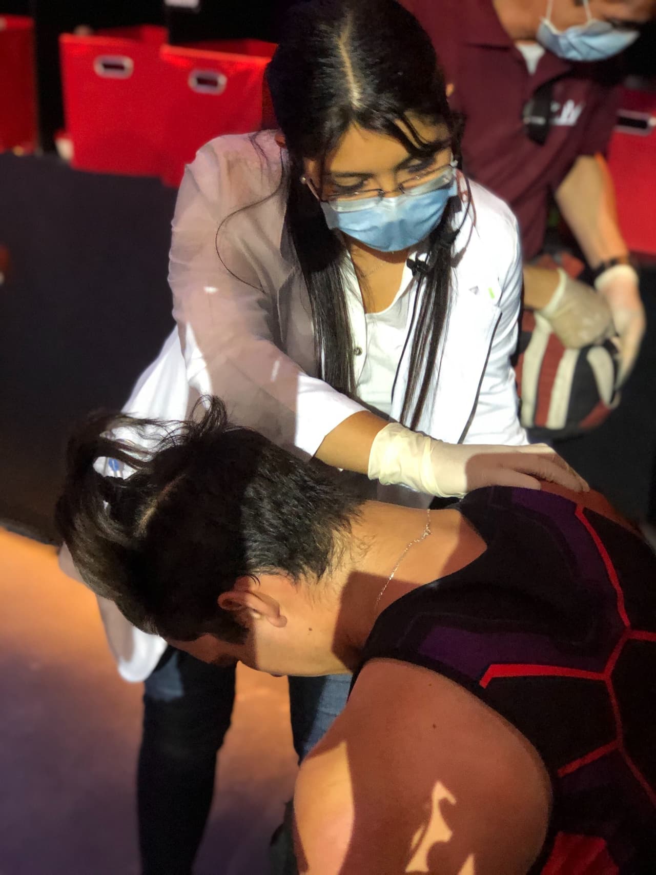 En otra prueba, Christian Estrada se enfrentó a Brandon, pero el wapayaso tuvo una mala caída de una red y provocó que se lesionara el hombro derecho. De inmediato el joven fue auxiliado por el equipo médico. “Fue un pequeño golpe en el hombro, pero esperemos estar bien”, dijo.