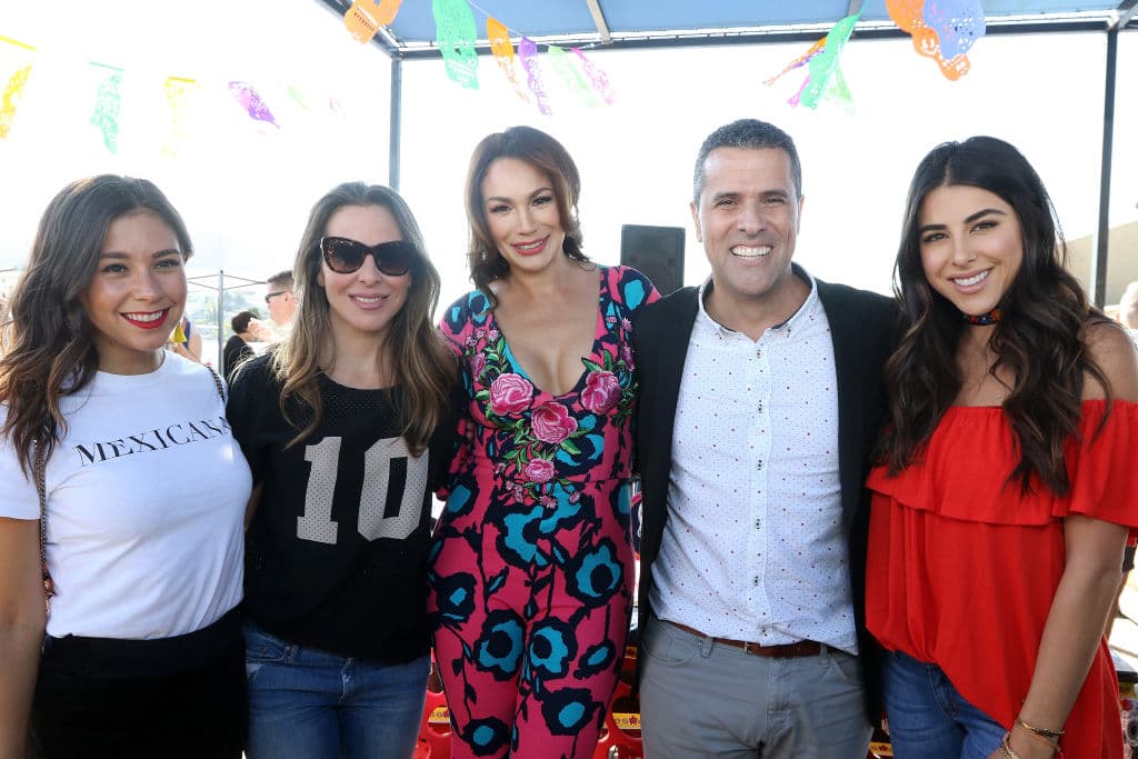 Y si de crossovers se trata, hela aquí con Giovanna Mendoza, Kate Del Castillo, Patricia De Leon y Marco Antonio Regil en un evento de PETA Latino (el papa de Daniella es chileno) que se llamó 'PETA Food Fight Vegan Chilaquiles Edition', el 4 de noviembre de 2017 en Los Angeles, California.