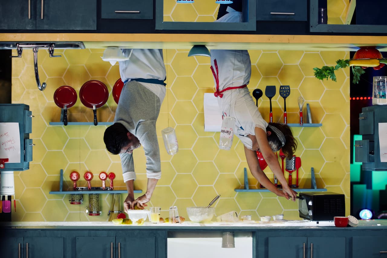 Tenían que seguir la receta de unos panecillos y todos hicieron un desastre en la cocina. También debían prepara un jugo de naranja, pero no fue nada fácil.
