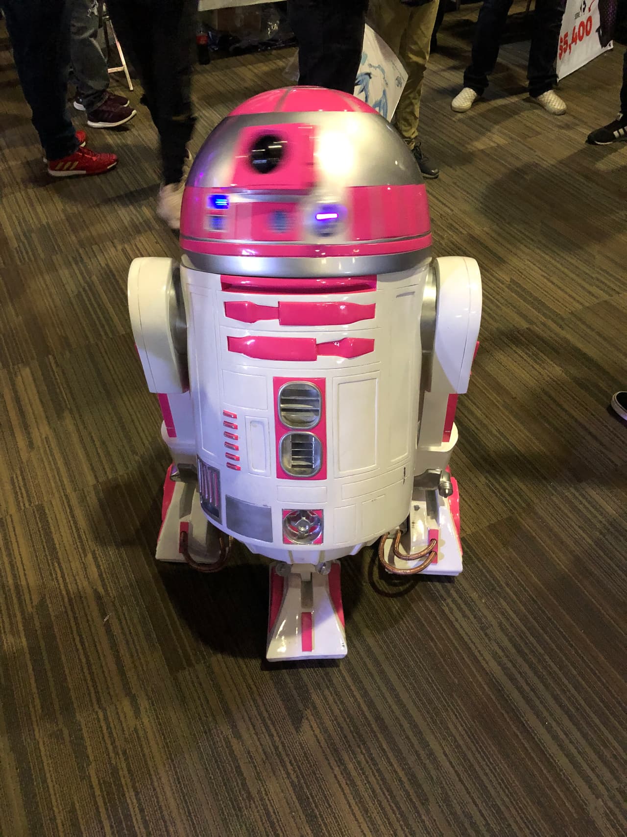 Más que cosplay esto es una genial versión de R2D2.