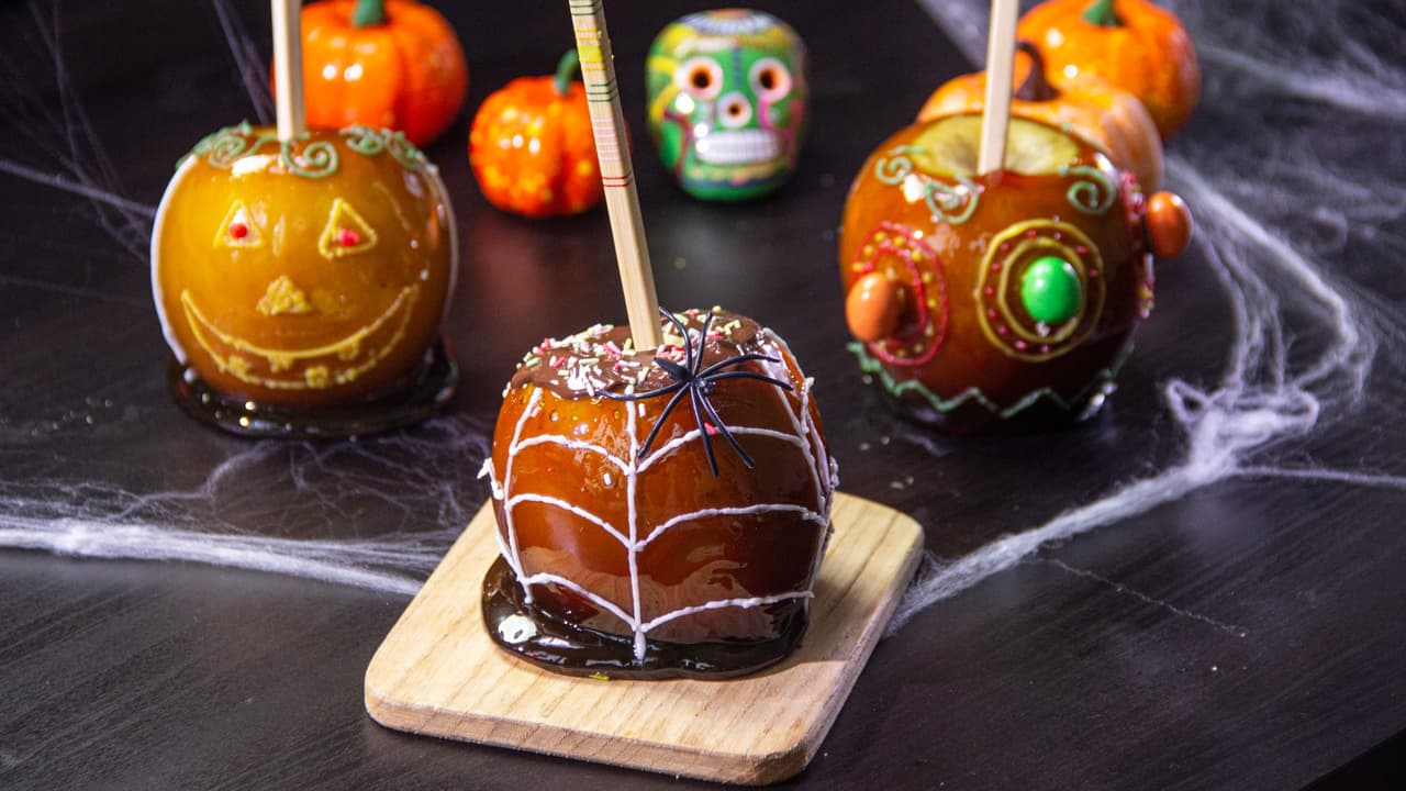 Manzanas cubiertas de Halloween