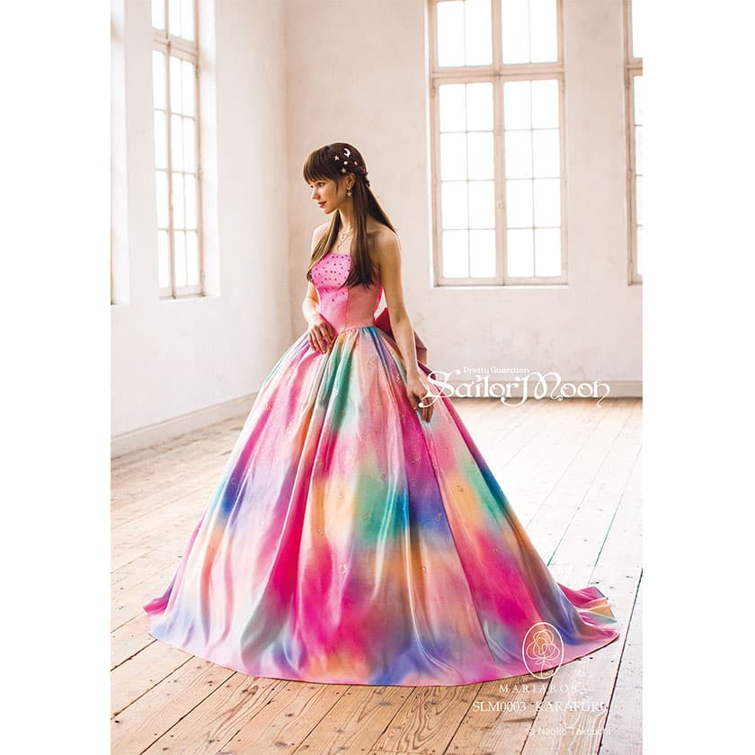 Mientras que este vestido está inspirado en Sailor Chibi Moon y las cinco guerreras del anime.