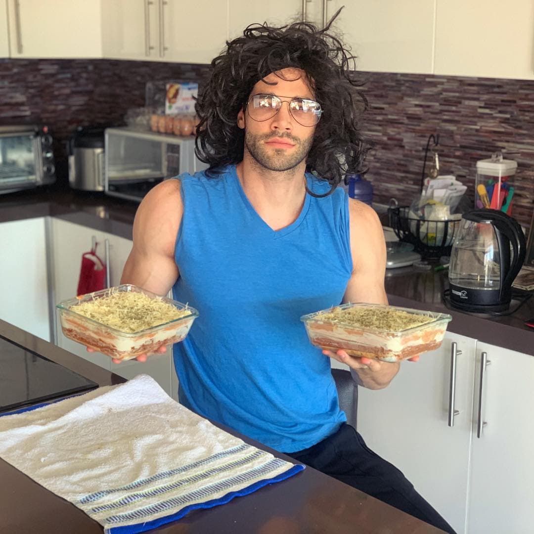 Otra de sus pasatiempos es la cocina, incluso ha mostrado algunos platillos que prepara. “Con ustedes un chef de calidad mundial: Gastón Gutycurio !! Rica lasagna, hay que reírnos de todo, ¿no? #SoloSonríe #NoParamos”, escribió en noviembre de 2018.