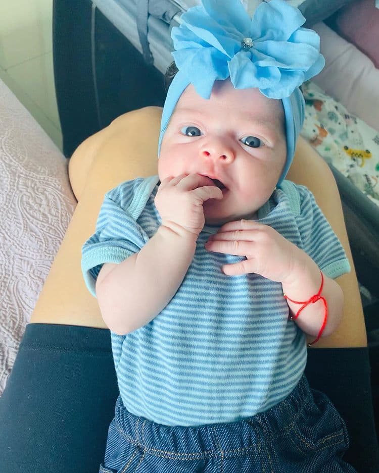 La comediante suele compartir la ropa que usa la bebé, mostrando este conjunto azul que alcanzó más de 7 mil likes.