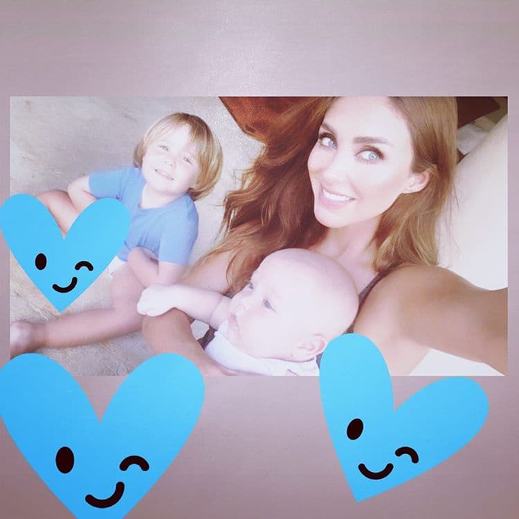 En cuanto a su situación sentimental, Anahí se alejó del medio artístico para dedicarse a la familia que formó con el político Manuel Velasco Coello, con quien se casó en abril de 2015 en Chiapas. En enero de 2017 debutó como madre del pequeño Manu, mientras que su segundo hijo, Emiliano, nació en febrero de 2020.