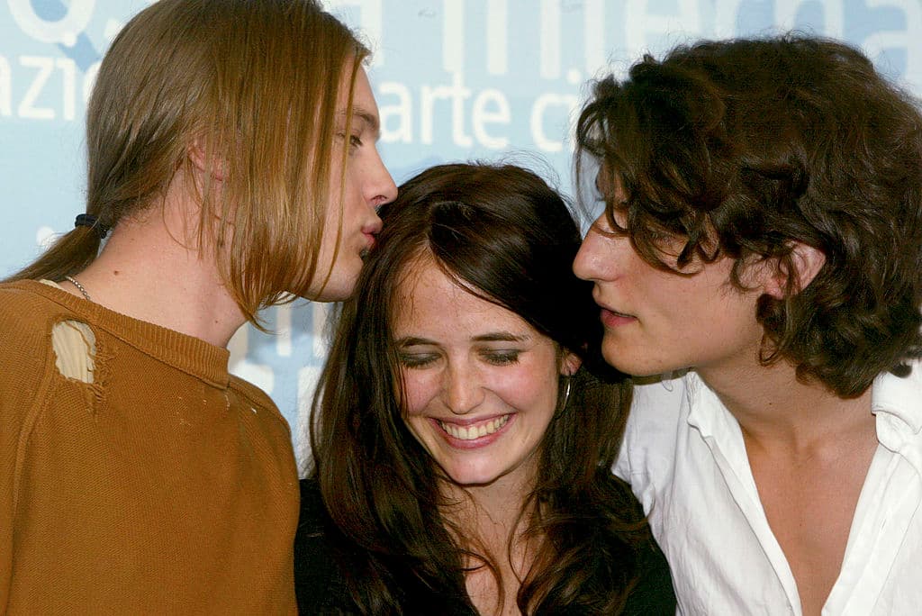 Aquí está con los actores Michael Pitt (izquierda) y Louis Garel (derecha), con quienes protagonizó la película de Bernardo Bertolucci 'The Dreamers', una excelente cinta que marcó su debut a los 22 años y un papel en el que no temió en mostrar todo su cuerpo. La historia es sobre un joven estadounidense que estudiaba en París y entabla una amistad con unos hermanos franceses, con el trasfondo de los disturbios estudiantiles de 1968.