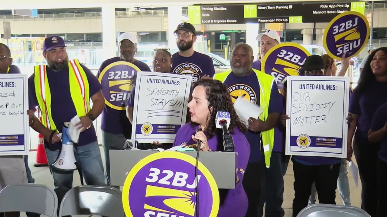 Protesta de trabajadores de limpieza de United Airlines en Newark: alegan incertidumbre laboral