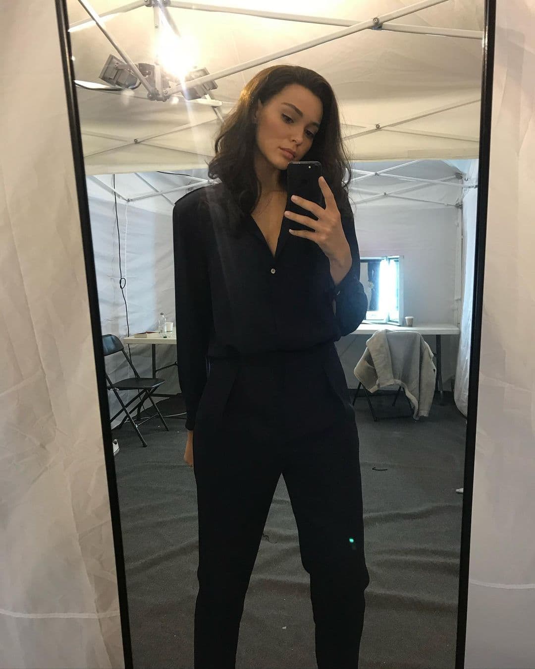 Caitlin no sólo compartió fotos del clásico traje de superheroína, también mostró otros atuendos que lució Gal durante toda la película.