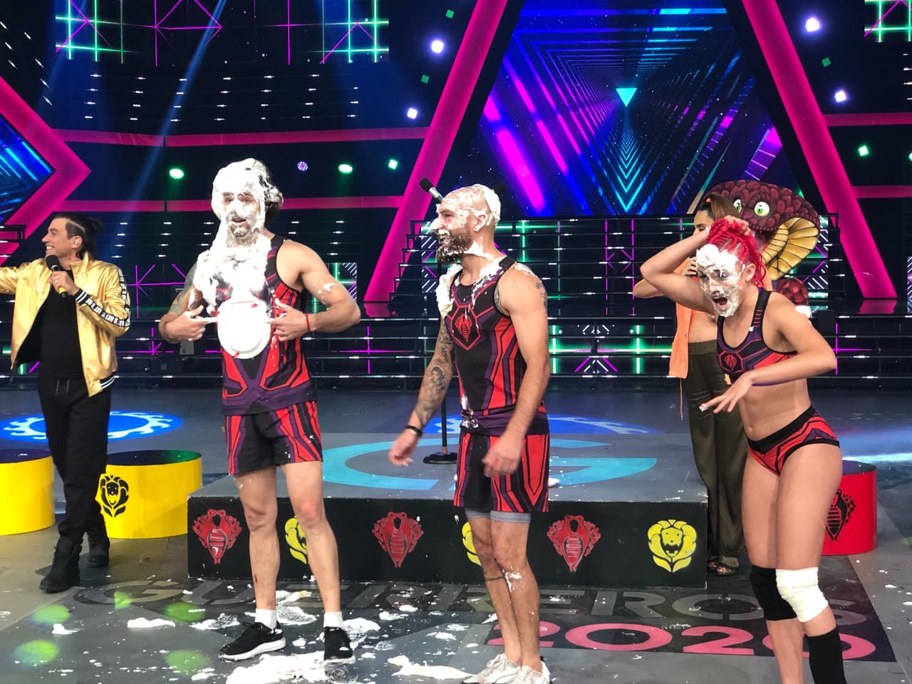 Fue en ‘Memoria Colectiva’ que recibieron tres veces pastelazo Dariana, Yann y Jorge de mano de Jeff, Sebastían y Estefanía. Los felinos sumaron más puntos y llegaron a 1950 puntos, mil por arriba de los rojos.