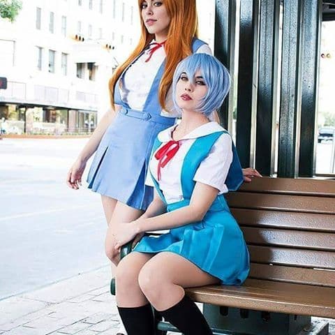 Azulette no sólo nos entrega una versión candente de Rei. También está acompañada de una Asuka que seguramente reconoces (aunque de ella hablamos el jueves, como Dios manda).