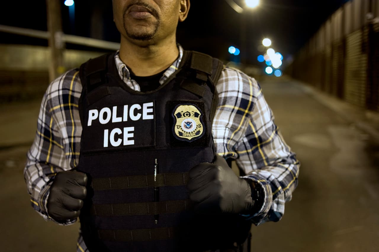 Arrestan a un hombre que fingía ser un agente federal de Inmigración en Los Angeles