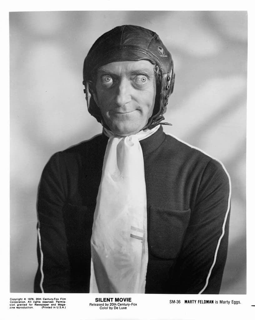 Este retrato del actor usando un casco de cuero es de una escena de la película 'Silent Movie' (1976).