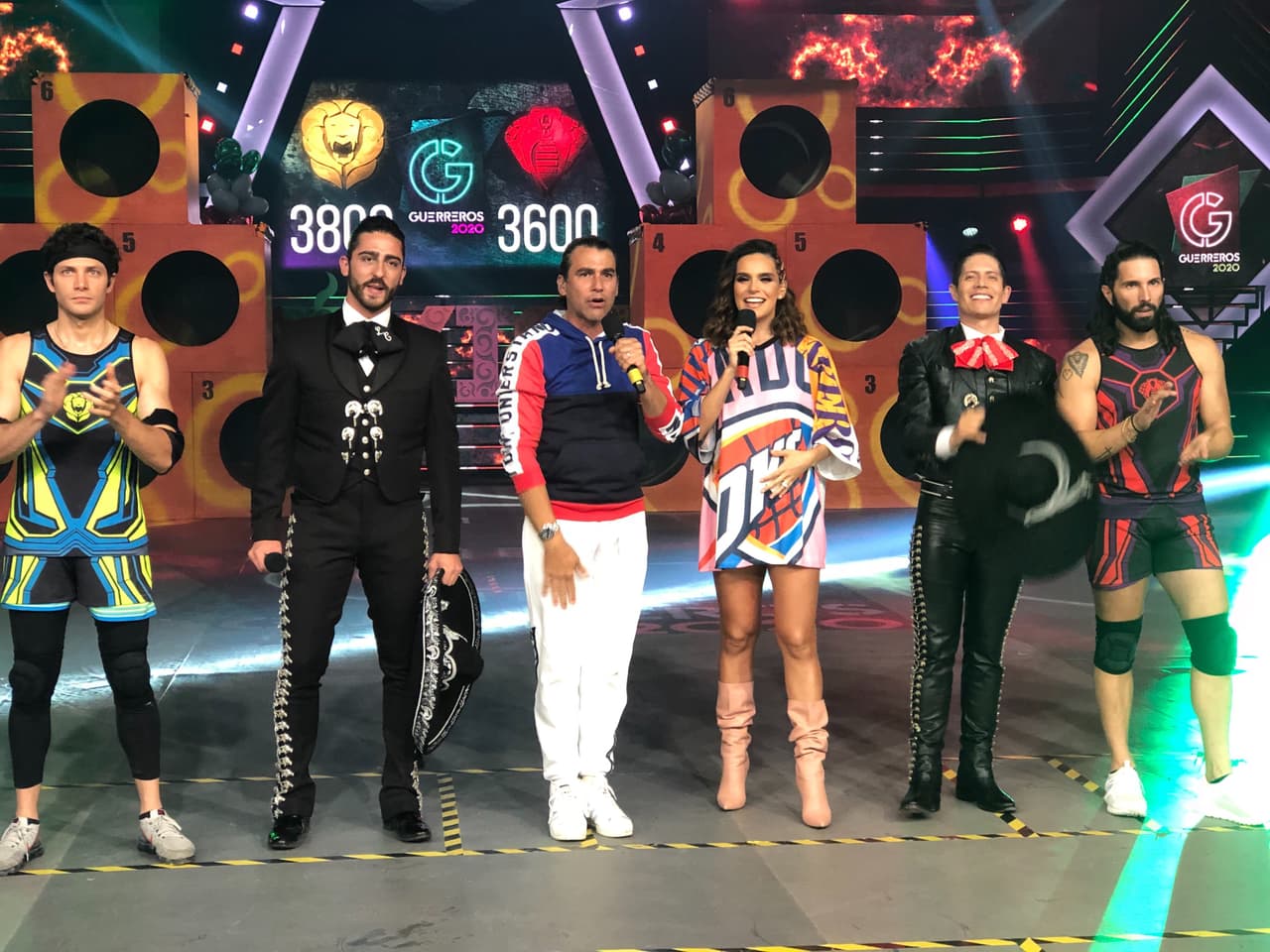 Iniciamos la noche con Potro y Fer Corona cantando “Viva México” para celebrar el Día de la Independencia. El penúltimo programa arrancó con el marcador en 3800 de Leones y 3600 de Cobras. Recordemos que cada juego ganado equivale a 100 puntos.