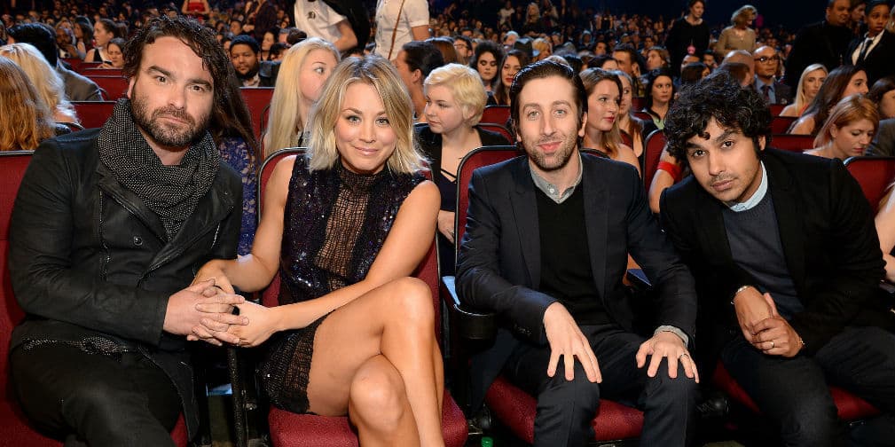 Johnny Galecki y Kaley Cuoco coquetean en público