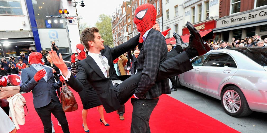 Este actor británico estadounidense es muy bueno en gimnasia y también como nadador. ¡Miren su elasticidad!