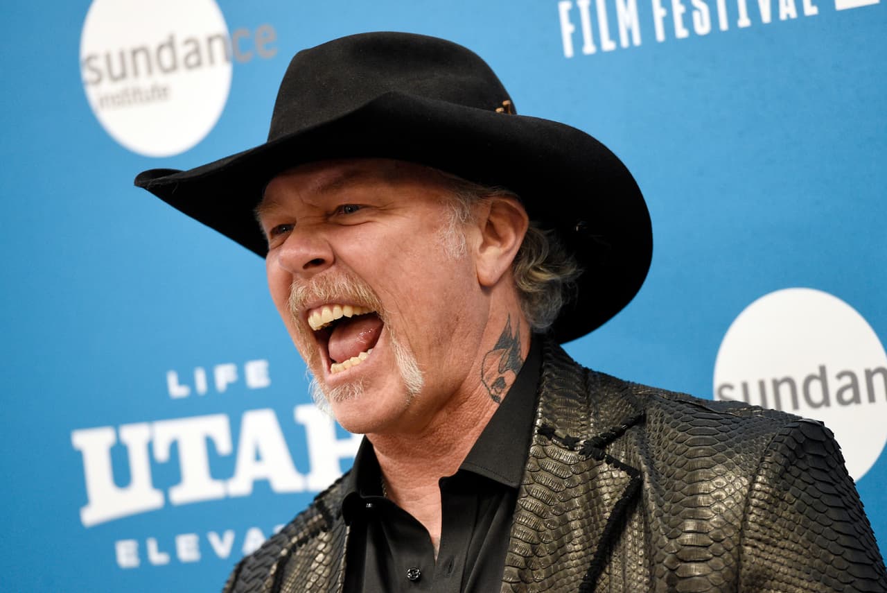 Hetfield apareció con un look maduro, pero rudo y campirano, bautizado ya por la prensa como "dadcore"