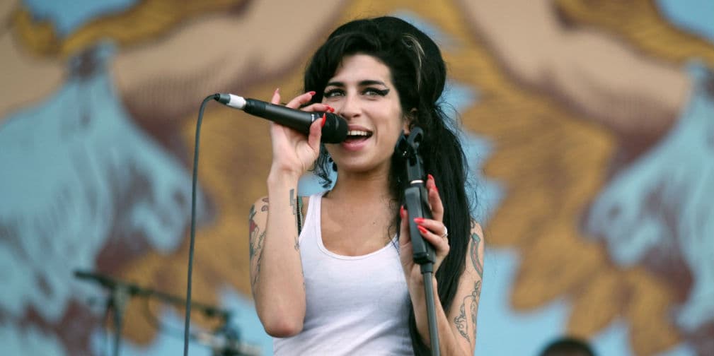 9. Amy Winehouse: Debido a sus excesos, ella pedía que alguien dentro de su camerino estuviera sobrio.