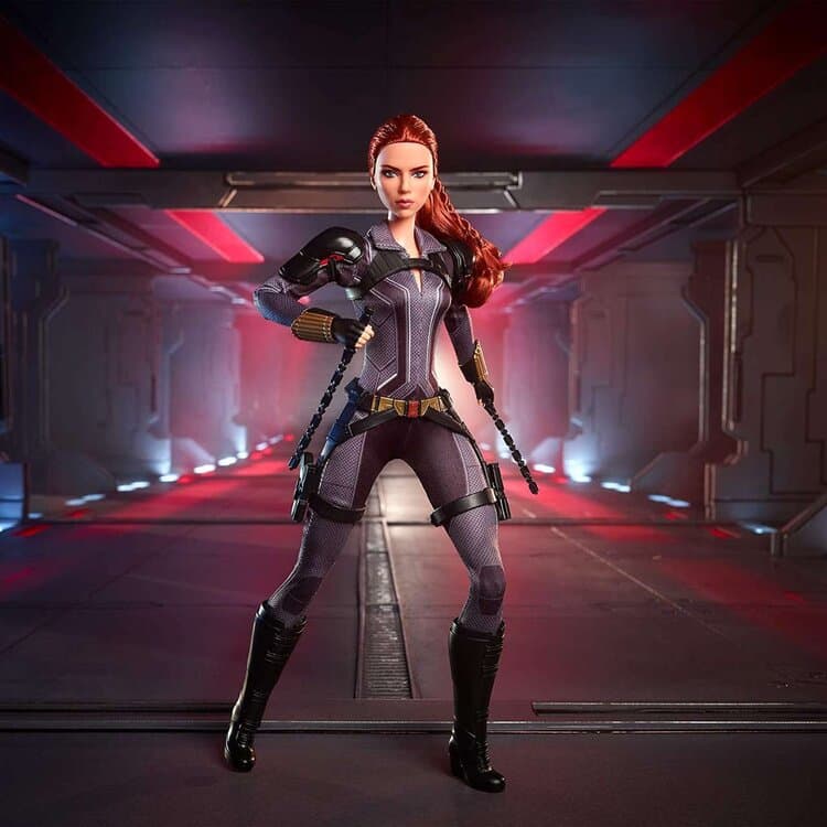 La otra Barbie está ataviada con el traje negro que ha usado la nominada al Oscar en el Universo Cinematográfico Marvel.