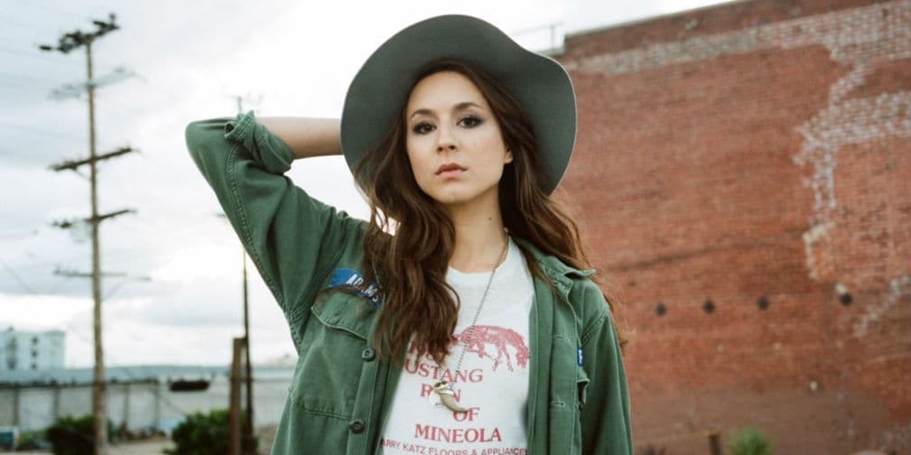 Troian Bellisario dirigirá episodio de Pretty Little Liars