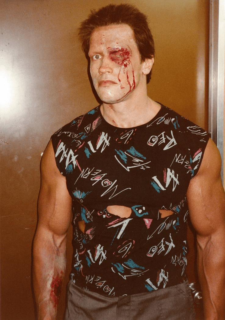 No, no es que hayan herido a Arnold. Es que así de bueno es el maquillaje, incluso de cerca.