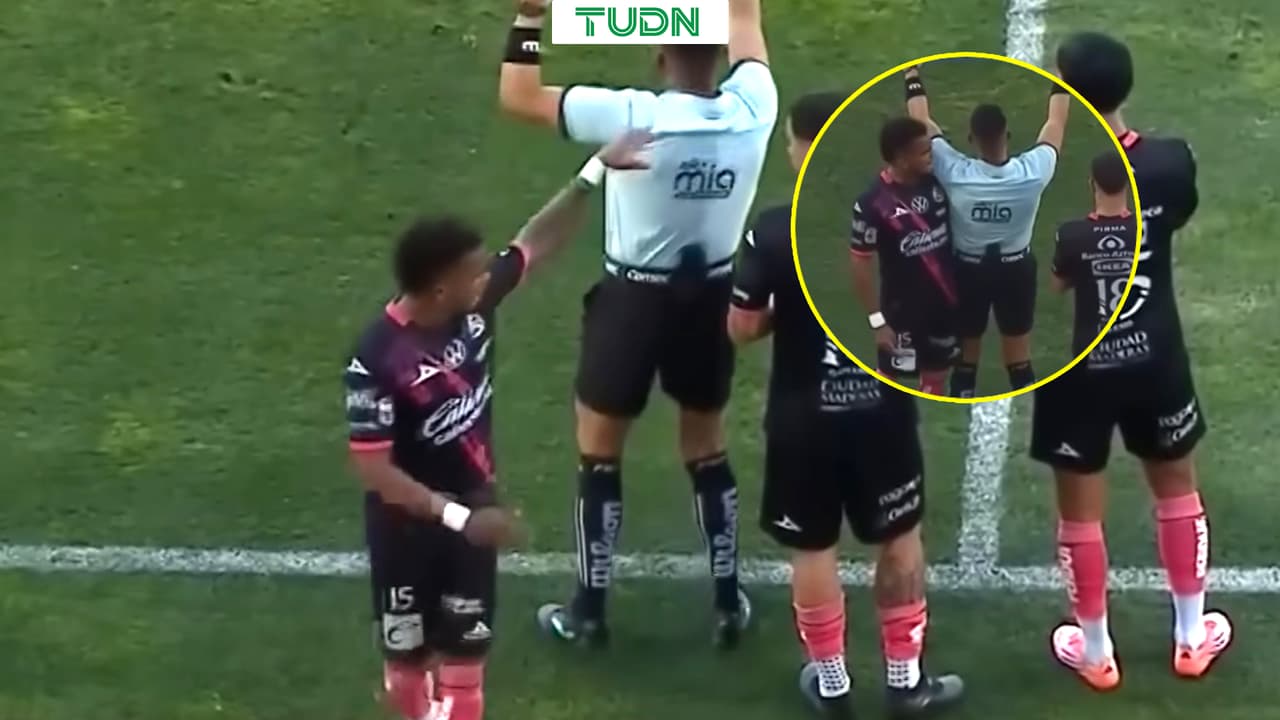 Futbolista de Puebla pierde la cabeza y agrede al cuarto árbitro