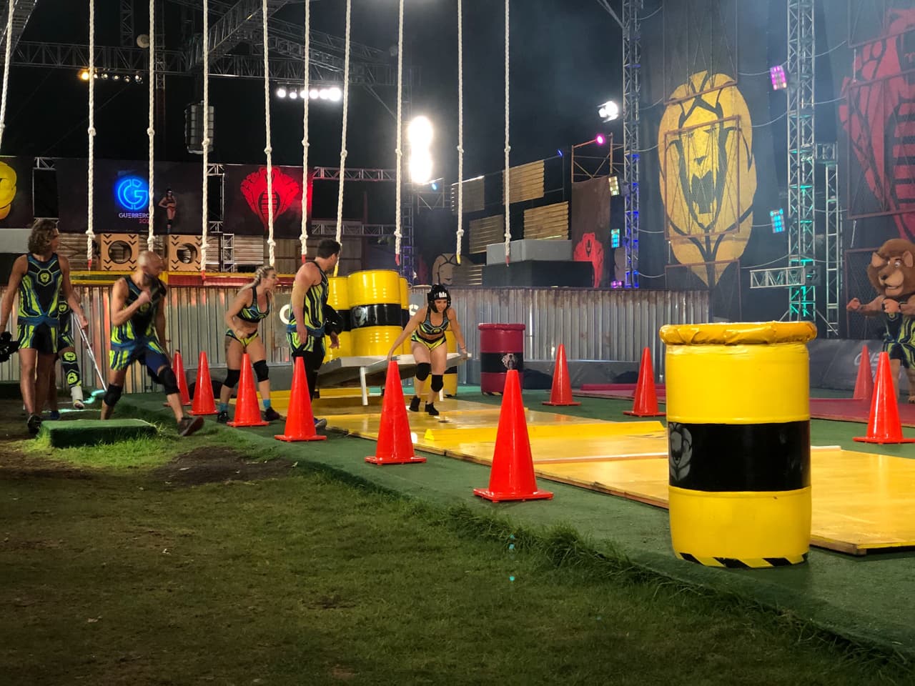 Como Montu no pudo pasar la parte de las lianas, Ella tomó su lugar y terminó haciendo todo el circuito, aunque el round lo ganó Macky y Yann.