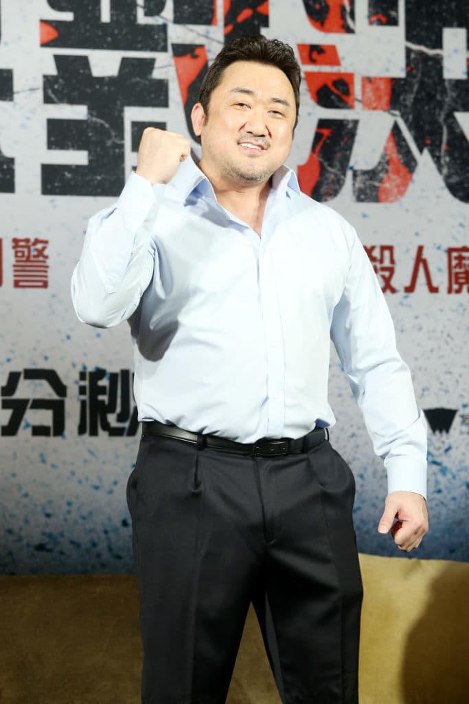 El actor Ma Dong-seok, el hombre que viaja con su esposa embarazada, solía ser el entrenador personal de Yoo Gong, el protagonista del filme.
