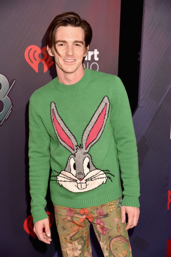 No deja su lado divertido y Bugs Bunny lo acompañó en este suéter.