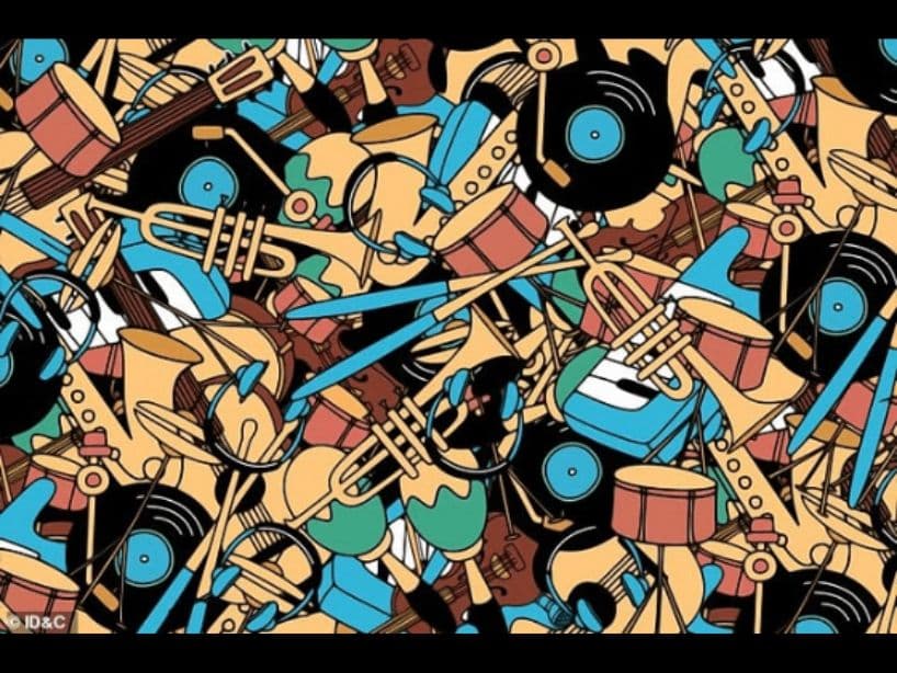 Encuentra el micrófono entre todos estos instrumentos musicales.