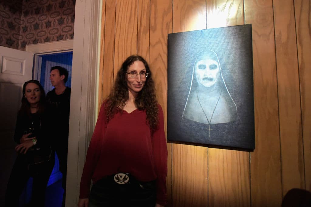 Bonnie no usó prótesis, "mi cara fue pintada a mano por la increíble Eleanor Sabaduquia. Me pintó a mano la cara en cada ocasión".