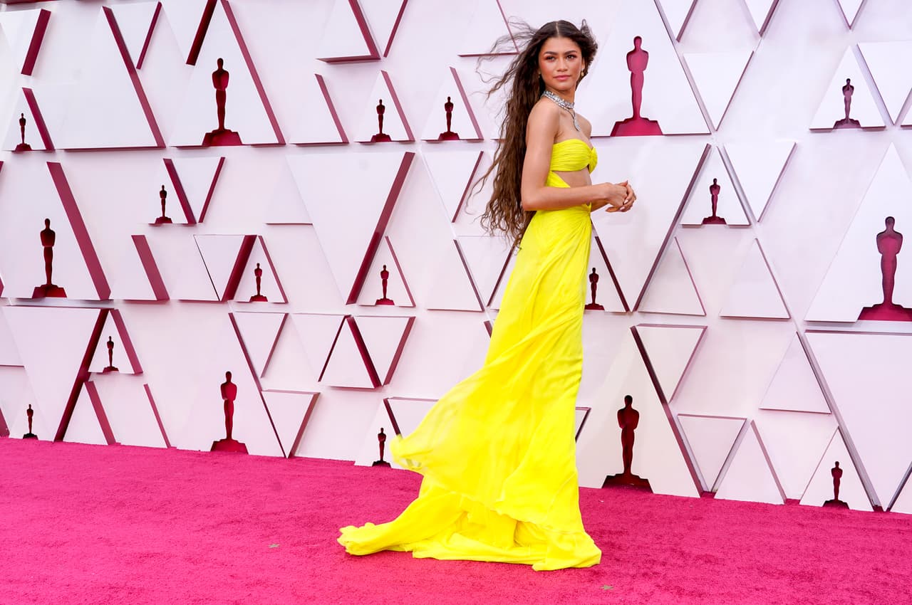 Zendaya, la actriz que hemos visto en Spider-Man como Mary Jane Watson, llegó con un vestido amarillo que iluminó el evento.