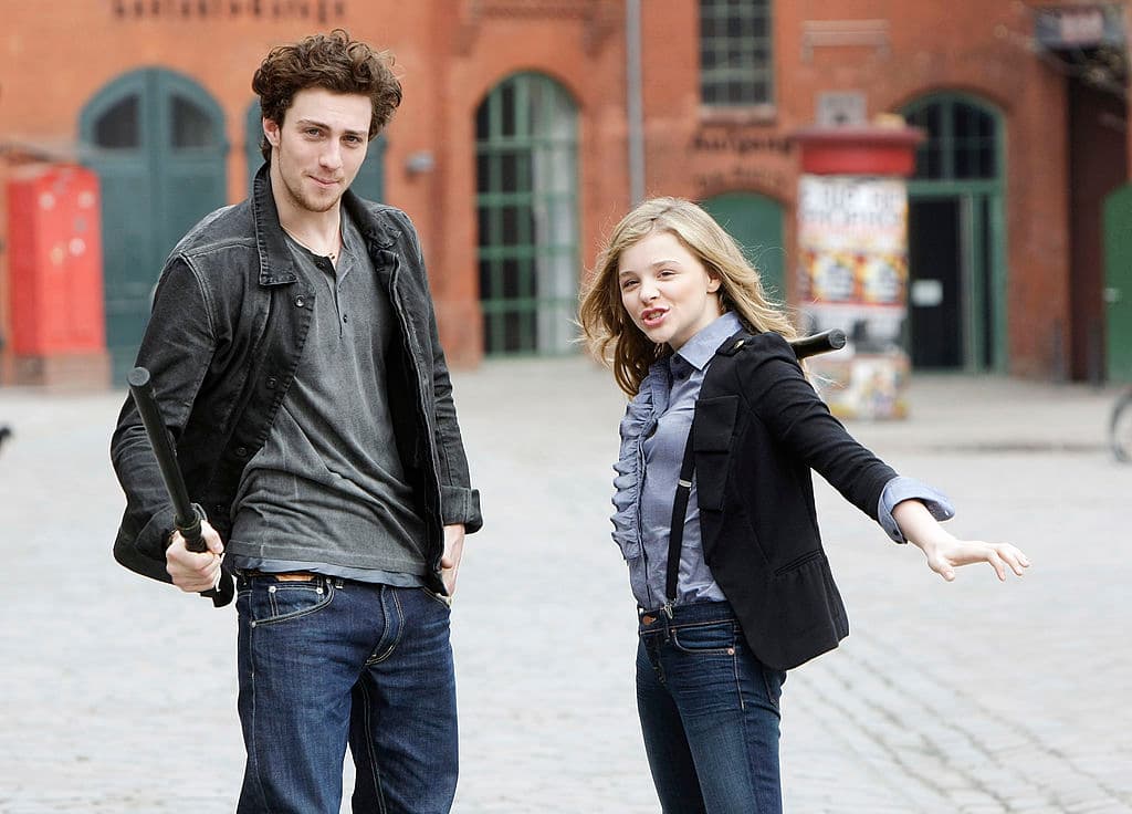Hablando de rudeza, Moretz se hizo famosa por su papel de Hit-Girl en la película Kick-Ass de 2010. Aquí está al lado del protagonista, Aaron Tyler-Johnson.