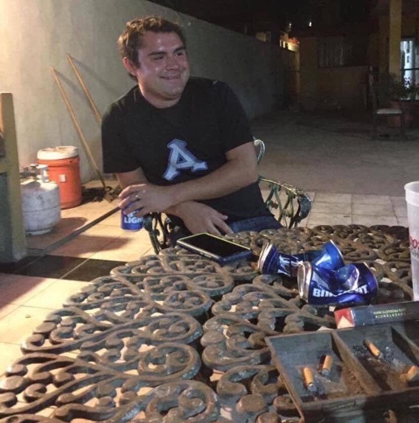 Aquí lo vemos degustando unas cheves light con una playera del equipo de beisbol que juega en su ciudad: los Acereros.