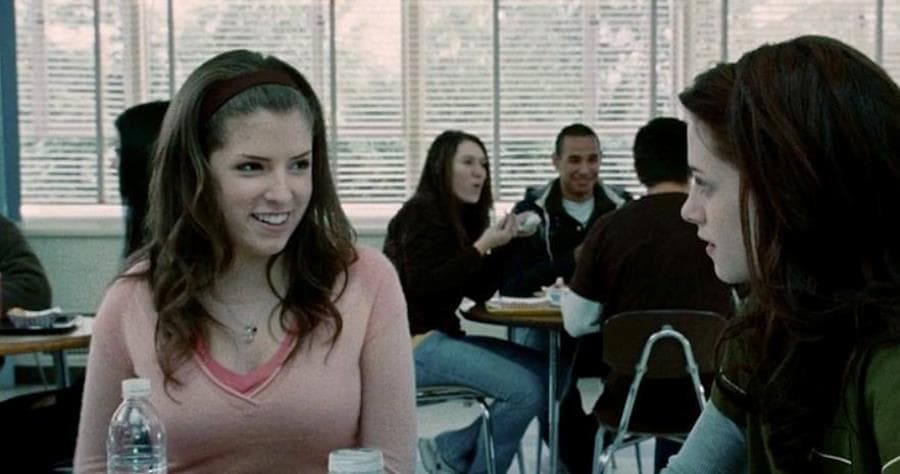 Anna Kendrick. Tras participar en ‘Amor sin escalas’ y ‘Notas perfectas’, la carrera de esta joven actriz se disparó. Anna tenía 23 años cuando interpretó a Jessica, la amiga de Bella, y actualmente tiene 35 años.