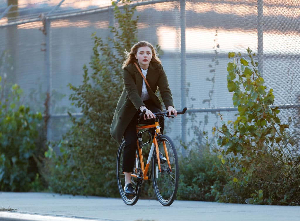 Seguro que no te había tocado verla andar en bicicleta. Además de estar contribuyendo con el medio ambiente con esta acción, ¿sabías que ha apoyado públicamente la igualdad LGBT+?