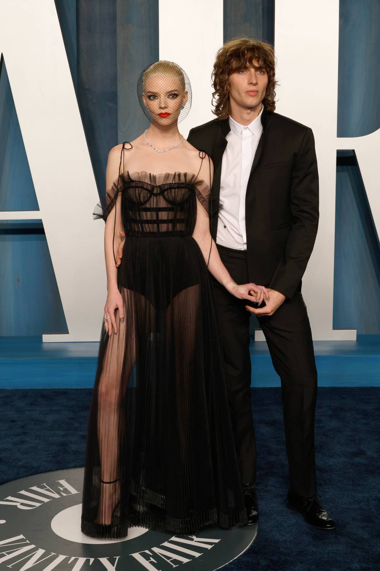 Anya Taylor-Joy y Malcolm McRae en el after party de los Premios Oscar en marzo de 2022.