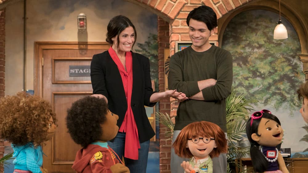 En la serie educativa de Netflix El taller de Julie (2017), grabó en español los diálogos de Idina Menzel, quien es la voz de Elsa en inglés.