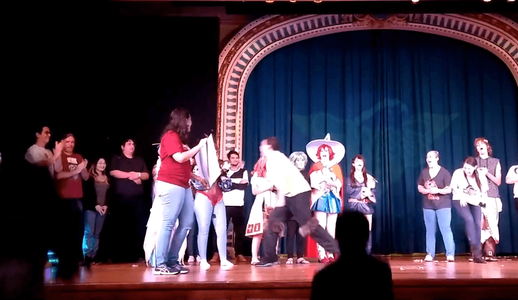 Gana concurso de cosplay, pierde el control y lo descalifican